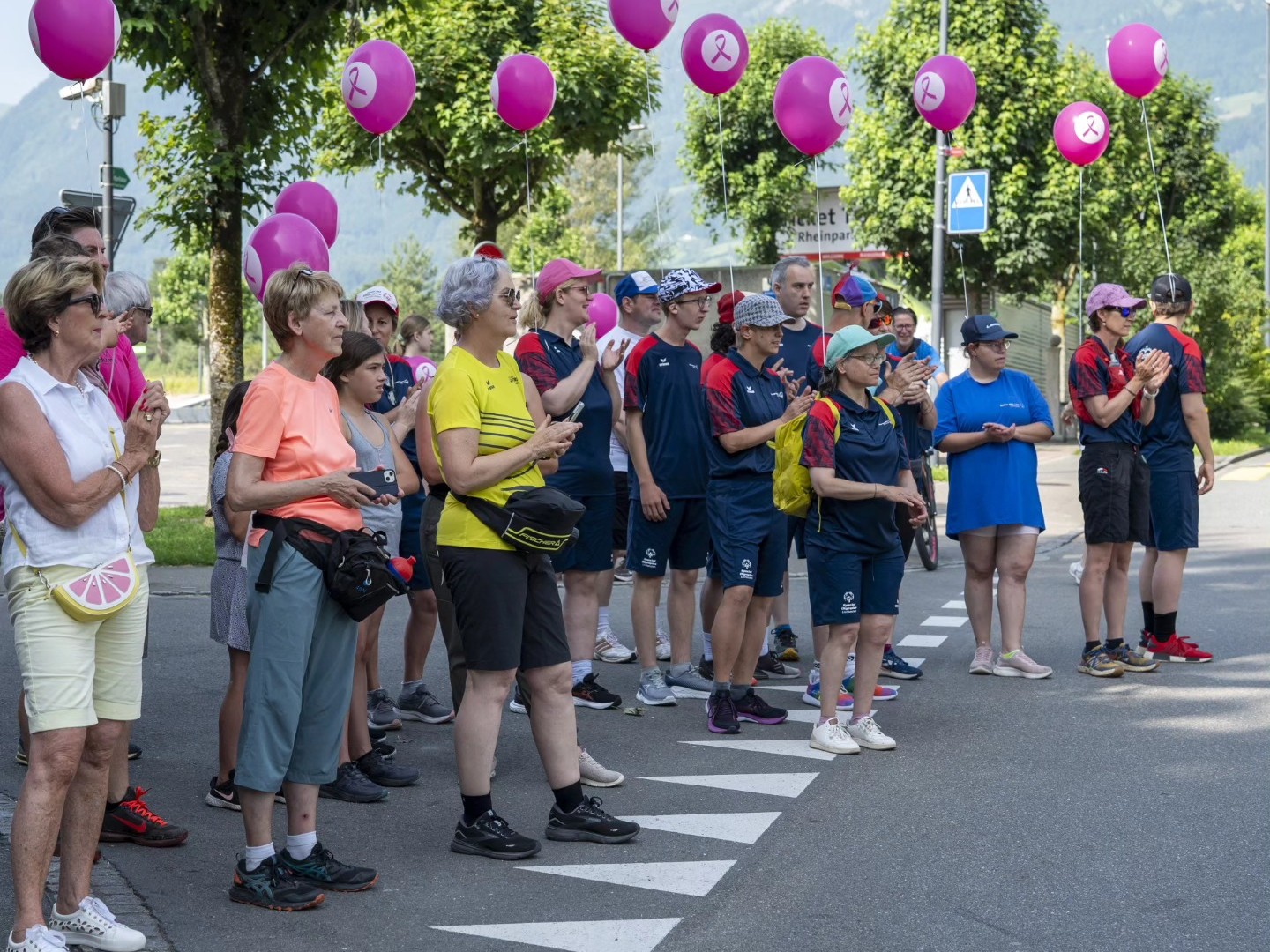 Stephani und Bettina feuern die Läuferinnen und Läufer an.